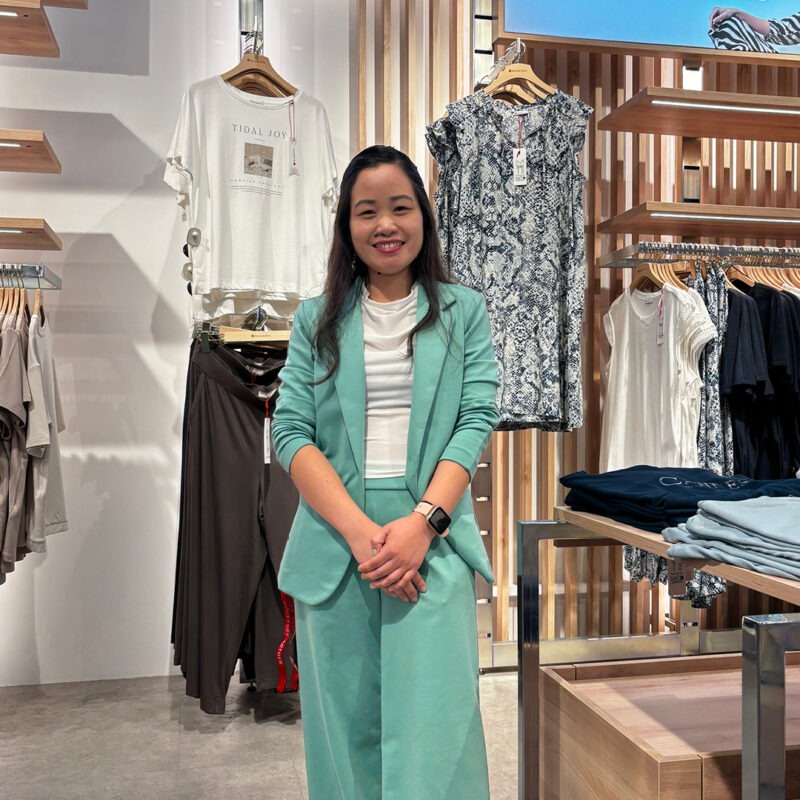 Eliza Sinatao-Kussaether in der Filiale in Michelfeld