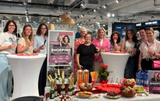 Eindruck vom Freundinnen-Shopping beim MODEPARK RÖTHER in der Filiale Idar-Oberstein: Persönliche Stilberatung, entspannte Atmosphäre und gemeinsame Shoppingmomente stehen im Mittelpunkt des neuen Eventformats.