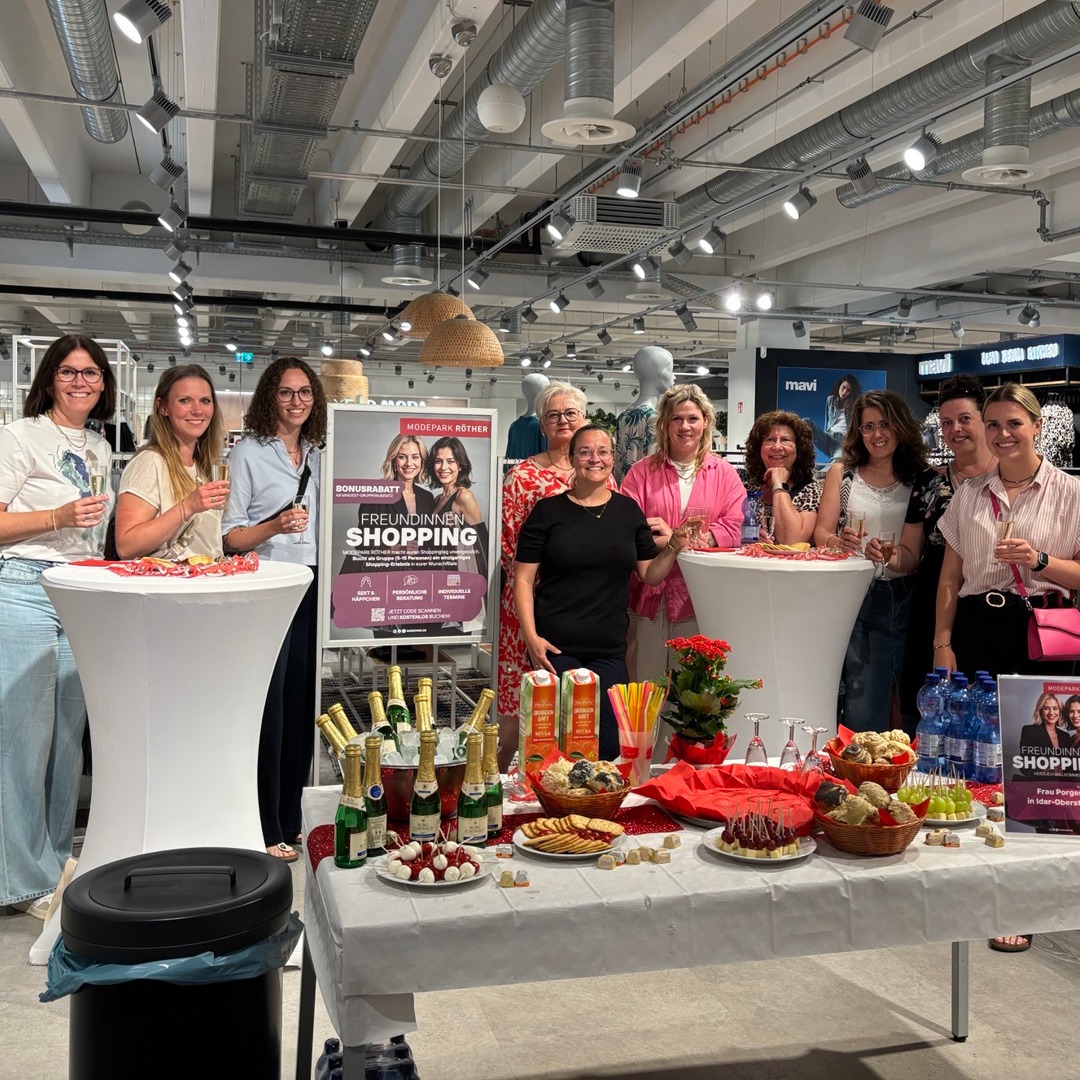 Eindruck vom Freundinnen-Shopping beim MODEPARK RÖTHER in der Filiale Idar-Oberstein: Persönliche Stilberatung, entspannte Atmosphäre und gemeinsame Shoppingmomente stehen im Mittelpunkt des neuen Eventformats. Eindruck vom Freundinnen-Shopping beim MODEPARK RÖTHER in der Filiale Idar-Oberstein: Persönliche Stilberatung, entspannte Atmosphäre und gemeinsame Shoppingmomente stehen im Mittelpunkt des neuen Eventformats.