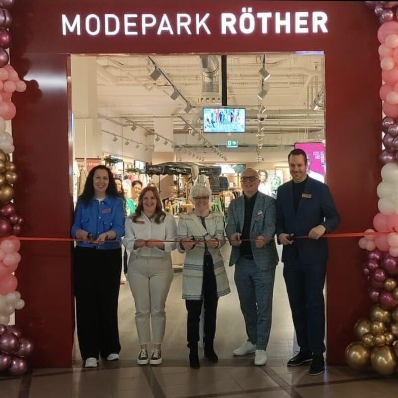 Das Team aus der Filiale in Kempten bei der Neueröffnung nach den Umbauarbeiten Das Team aus der Filiale in Kempten bei der Neueröffnung nach den Umbauarbeiten
