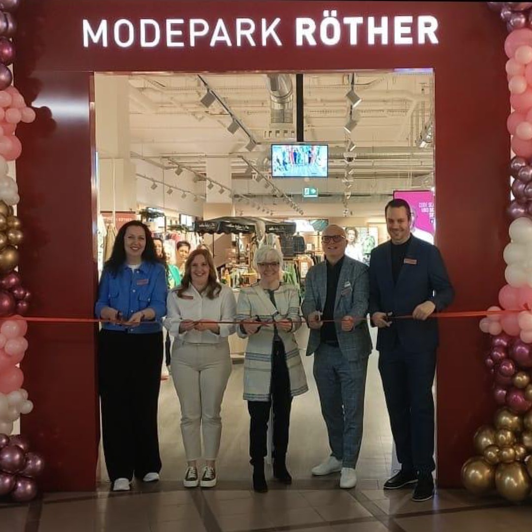 Das Team aus der Filiale in Kempten bei der Neueröffnung nach den Umbauarbeiten Das Team aus der Filiale in Kempten bei der Neueröffnung nach den Umbauarbeiten