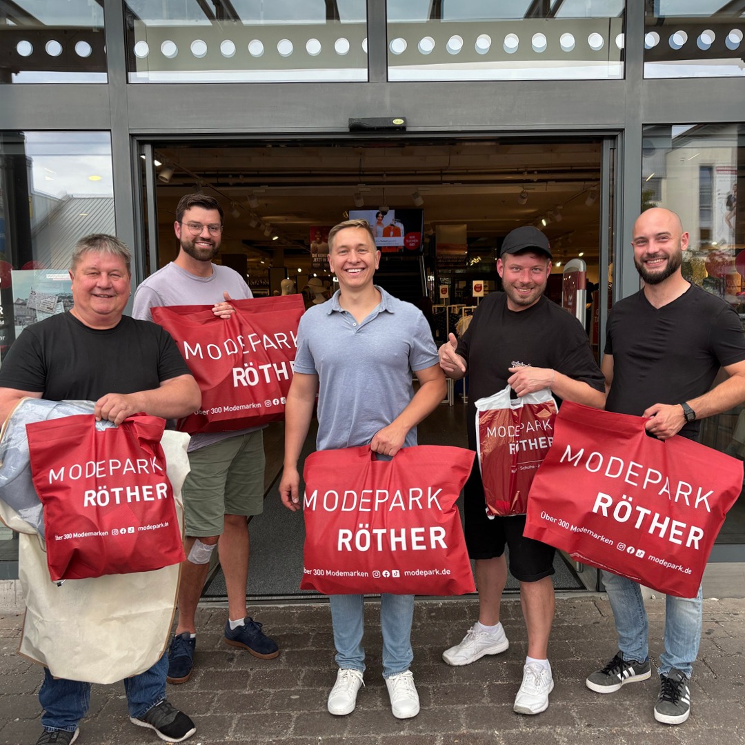 Gruppenbild vom Männersachen-Shopping bei Modepark Röther Gruppenbild vom Männersachen-Shopping bei Modepark Röther