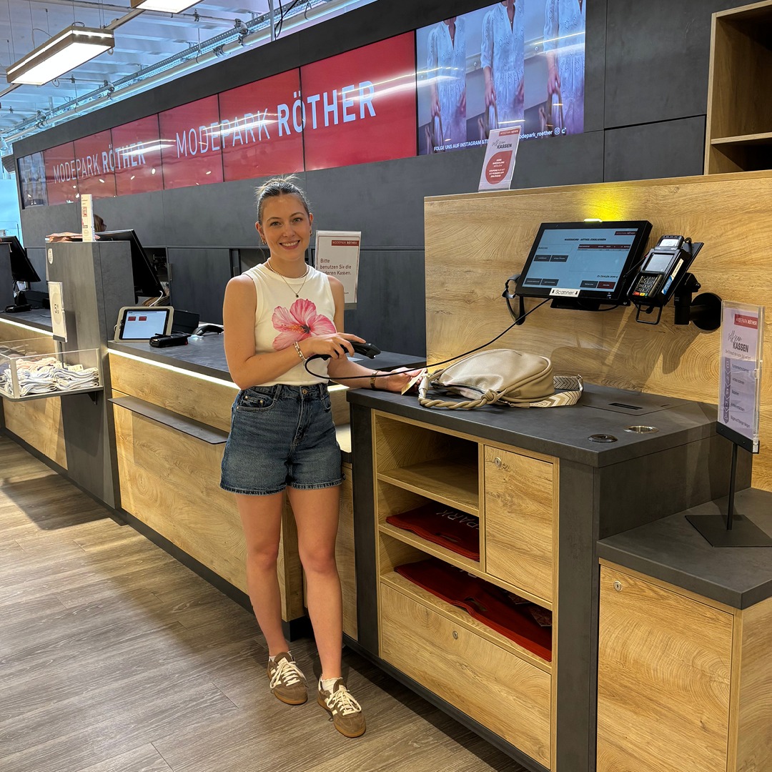 Projektleiterin, Julia Kalyciok, an der Self-Checkout-Kasse in der MODEOARK RÖTHER Filiale in Michelfeld. Projektleiterin, Julia Kalyciok, an der Self-Checkout-Kasse in der MODEOARK RÖTHER Filiale in Michelfeld.