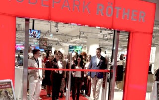 Filialleiterin Tamara Narounig, regionale Verkaufsleiterin Monika Hager sowie Fabian Messner und Volker Meyer bei der Eröffnung der Modepark Röther Filiale in Villach.