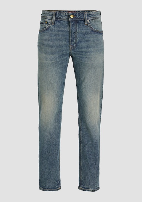 Jeans aus Denim mit einem knöpfbaren Bund. Jeans aus Denim mit einem knöpfbaren Bund.