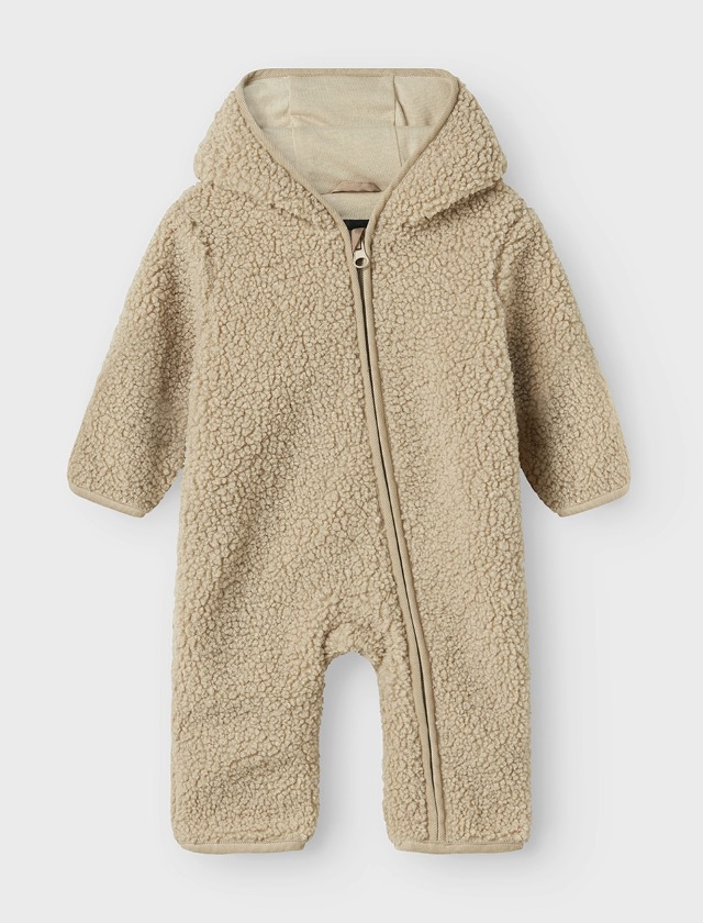 Ein Babystrampler mit Kapuze, der das Design eines Teddybären zeigt. Ein Babystrampler mit Kapuze, der das Design eines Teddybären zeigt.