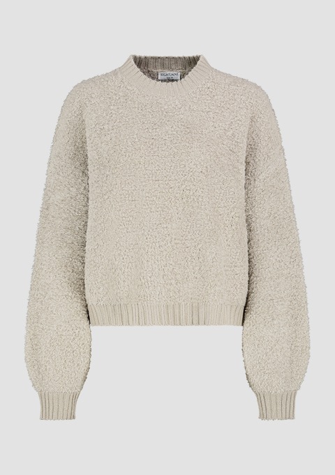 Ein beigefarbener, gesteppter Pullover mit Rundhalsausschnitt und langen, weit geschnittenen Ärmeln.