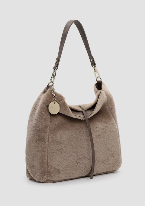 Eine braune Pelz-ähnliche Handtasche mit einem Schulterriemen.