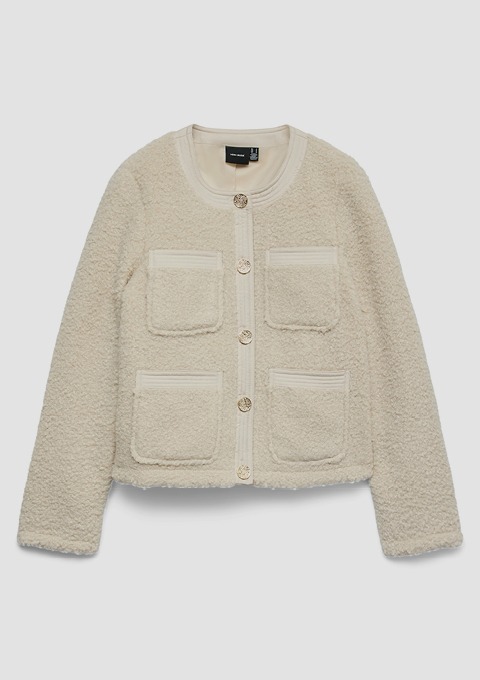 Ein beigefarbener, flauschiger Damenjacke mit Knopfleiste und vier Taschen.