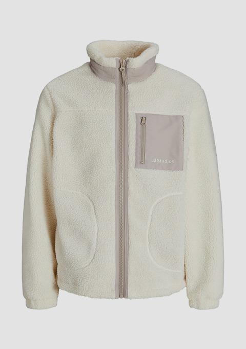 Eine weiße Fleecejacke mit Stehkragen und einer Brusttasche.