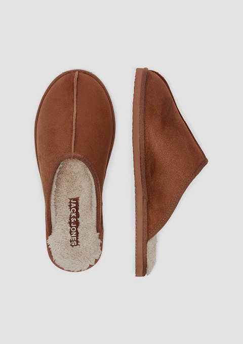 Braune Hausschuhe von Jack & Jones mit einem weichen Innenfutter.