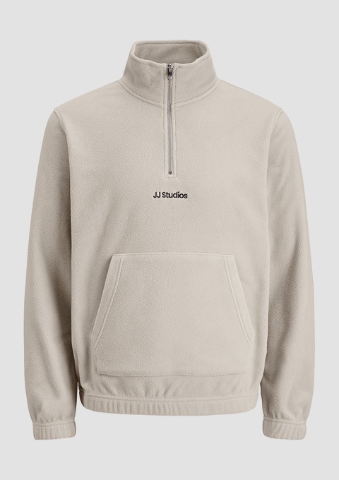 Beige Fleece-Pullover mit halbem Reißverschluss und Tasche auf der Vorderseite, bedruckt mit "JJ Studios".