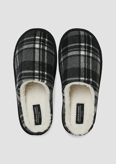 Paar Hausschuhe mit schwarz-weißem Karomuster und weißem, flauschigem Innenfutter, Marke Jack & Jones.