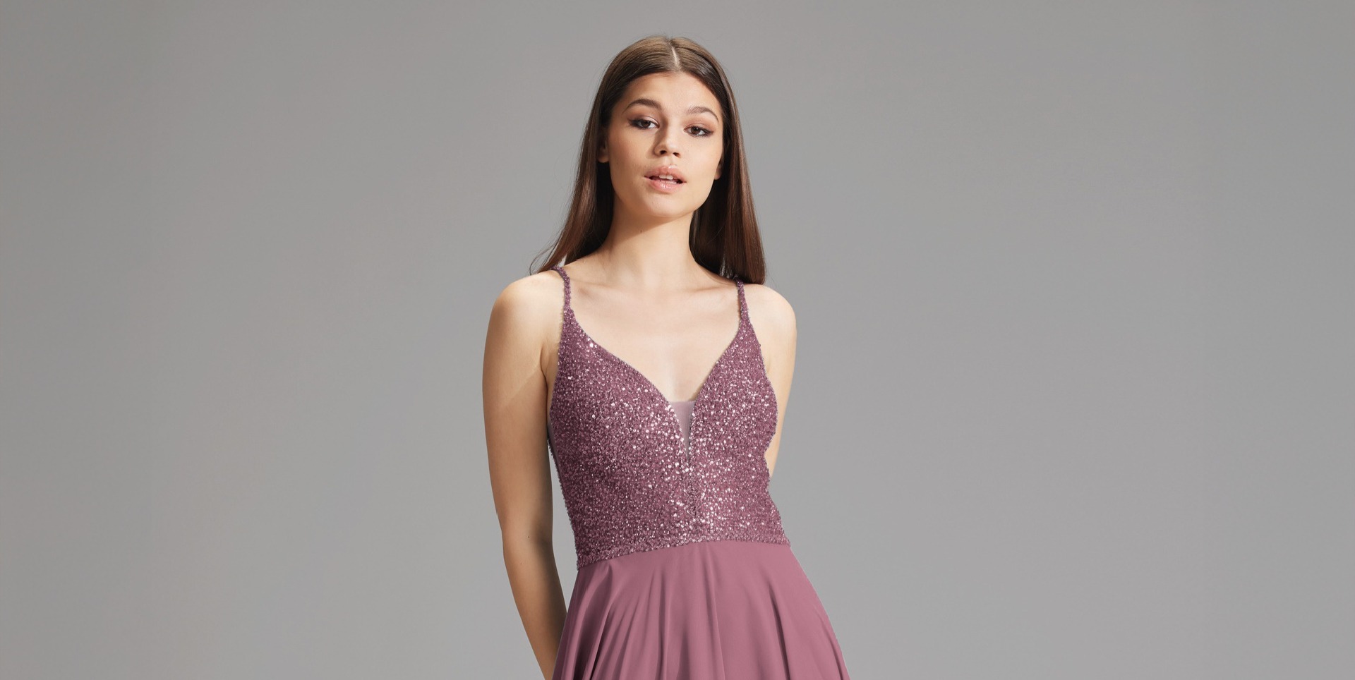 Langes, lila Kleid für den Abschlussball, gefertigt aus schimmernden Pailletten und zartem Chiffon. Langes, lila Kleid für den Abschlussball, gefertigt aus schimmernden Pailletten und zartem Chiffon.