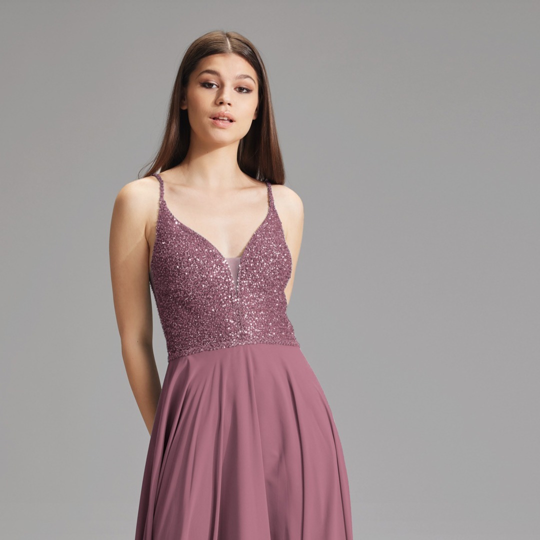 Langes, lila Kleid für den Abschlussball, gefertigt aus schimmernden Pailletten und zartem Chiffon.