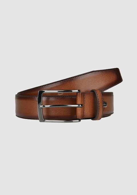 Ein brauner Leder Gürtel mit einer metallenen Schnalle. Ein brauner Leder Gürtel mit einer metallenen Schnalle.