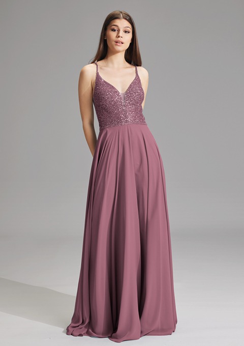 Langes, lila Kleid für den Abschlussball, gefertigt aus schimmernden Pailletten und zartem Chiffon. Langes, lila Kleid für den Abschlussball, gefertigt aus schimmernden Pailletten und zartem Chiffon.