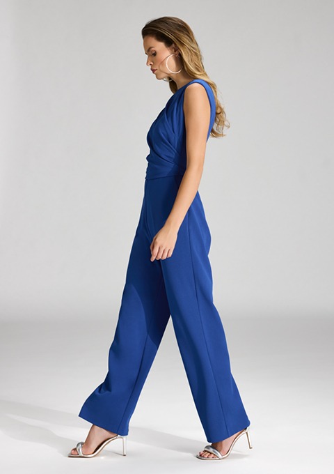 Eine Frau trägt einen blauen Jumpsuit und geht. Eine Frau trägt einen blauen Jumpsuit und geht.
