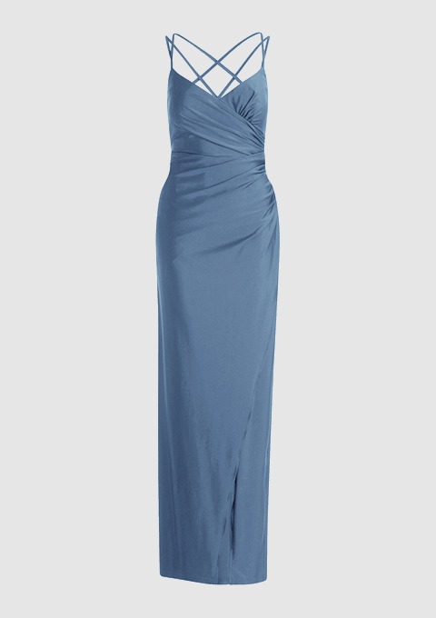 Blaues Satin-Kleid mit Kreuzträgern, elegant und stilvoll gestaltet. Blaues Satin-Kleid mit Kreuzträgern, elegant und stilvoll gestaltet.
