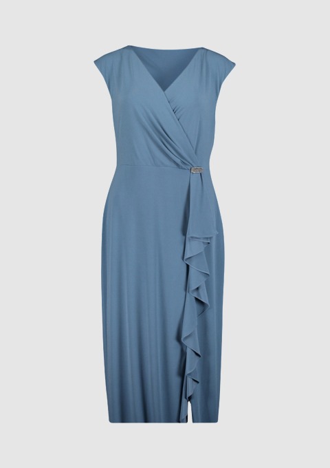 Blaues Kleid mit Rüschensäumen und V-Ausschnitt. Blaues Kleid mit Rüschensäumen und V-Ausschnitt.
