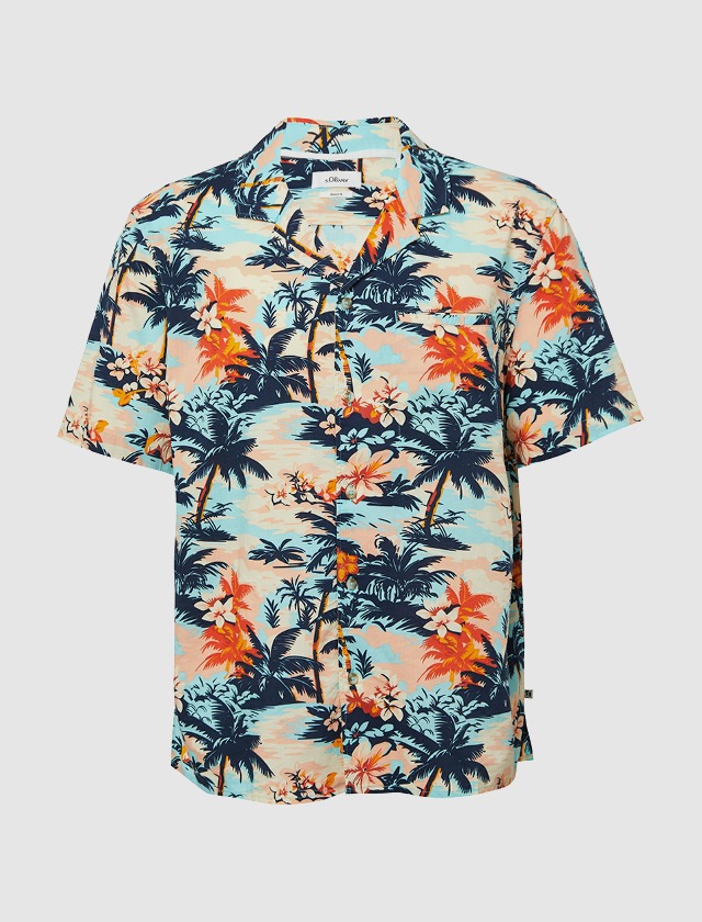 Ein buntes, kurzärmliges Hemd mit einem tropischen Muster aus Blumen und Palmen. Ein buntes, kurzärmliges Hemd mit einem tropischen Muster aus Blumen und Palmen.