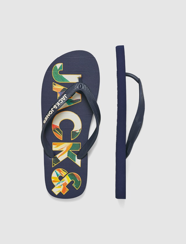 Zwei Paar Flip-Flops mit buntem Design und dem Schriftzug „JACK“. Zwei Paar Flip-Flops mit buntem Design und dem Schriftzug "JACK".