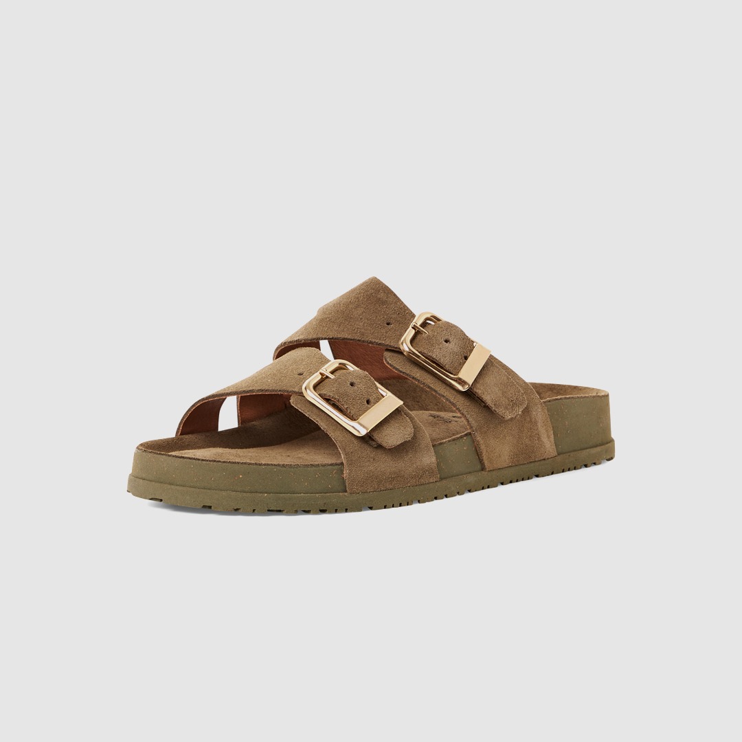 Braune Sandalen mit zwei Riemen und goldenen Schnallen. Braune Sandalen mit zwei Riemen und goldenen Schnallen.