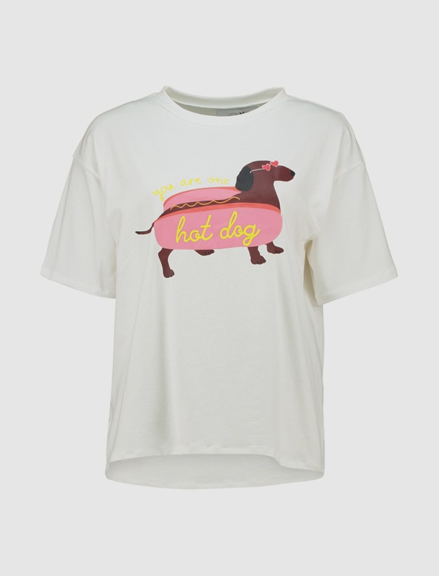 Ein weißes T-Shirt mit einem bunten Druck eines Dackels, der als Hot Dog dargestellt ist, und dem Text „you are one hot dog“. Ein weißes T-Shirt mit einem bunten Druck eines Dackels, der als Hot Dog dargestellt ist, und dem Text „you are one hot dog“.