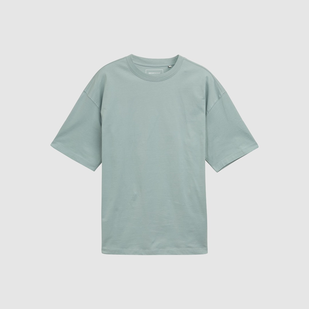 Ein mintgrünes T-Shirt mit kurzen Ärmeln. Ein mintgrünes T-Shirt mit kurzen Ärmeln.